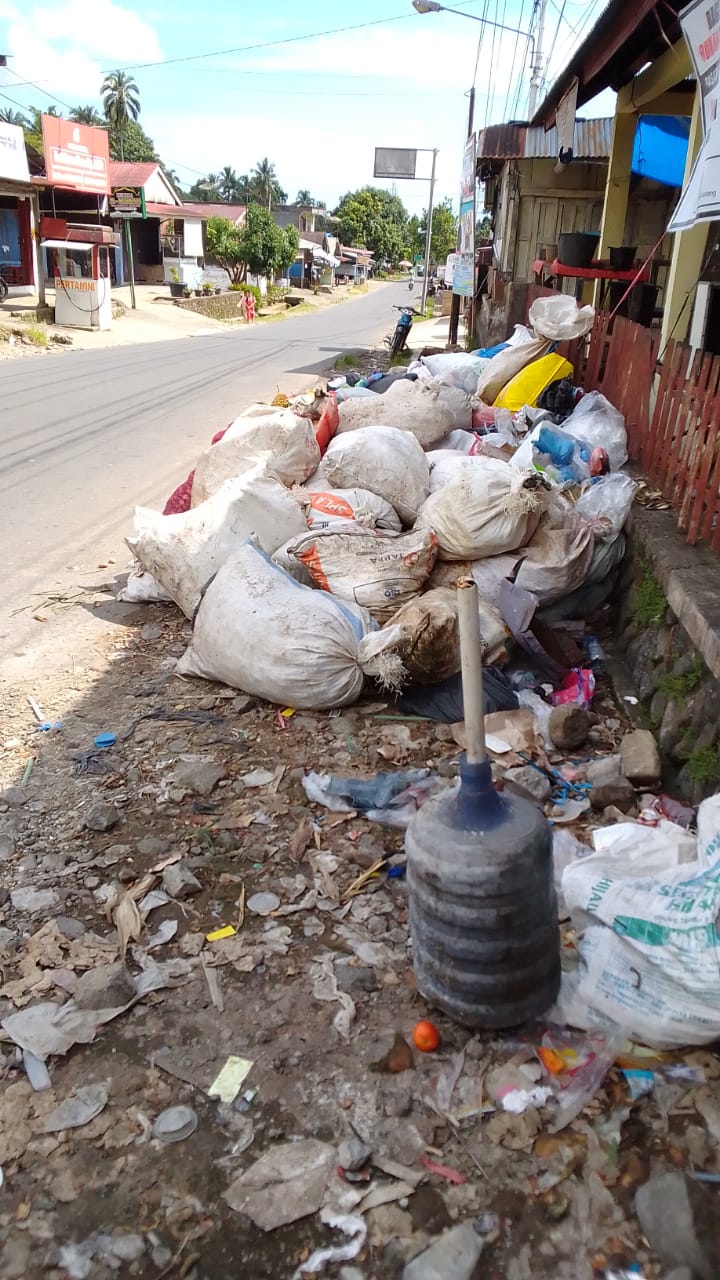 Tumpukan Sampah Berbau Rusak Pemandangan Di Depan Pasar Impres Padang