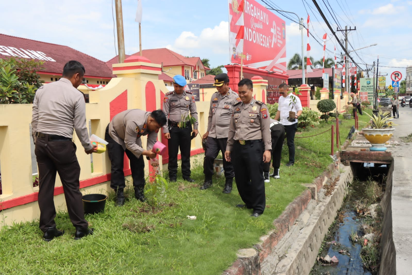 Polresta Deli Serdang Rayakan Hut RI Ke 78 Dengan Giat Penanaman Pohon