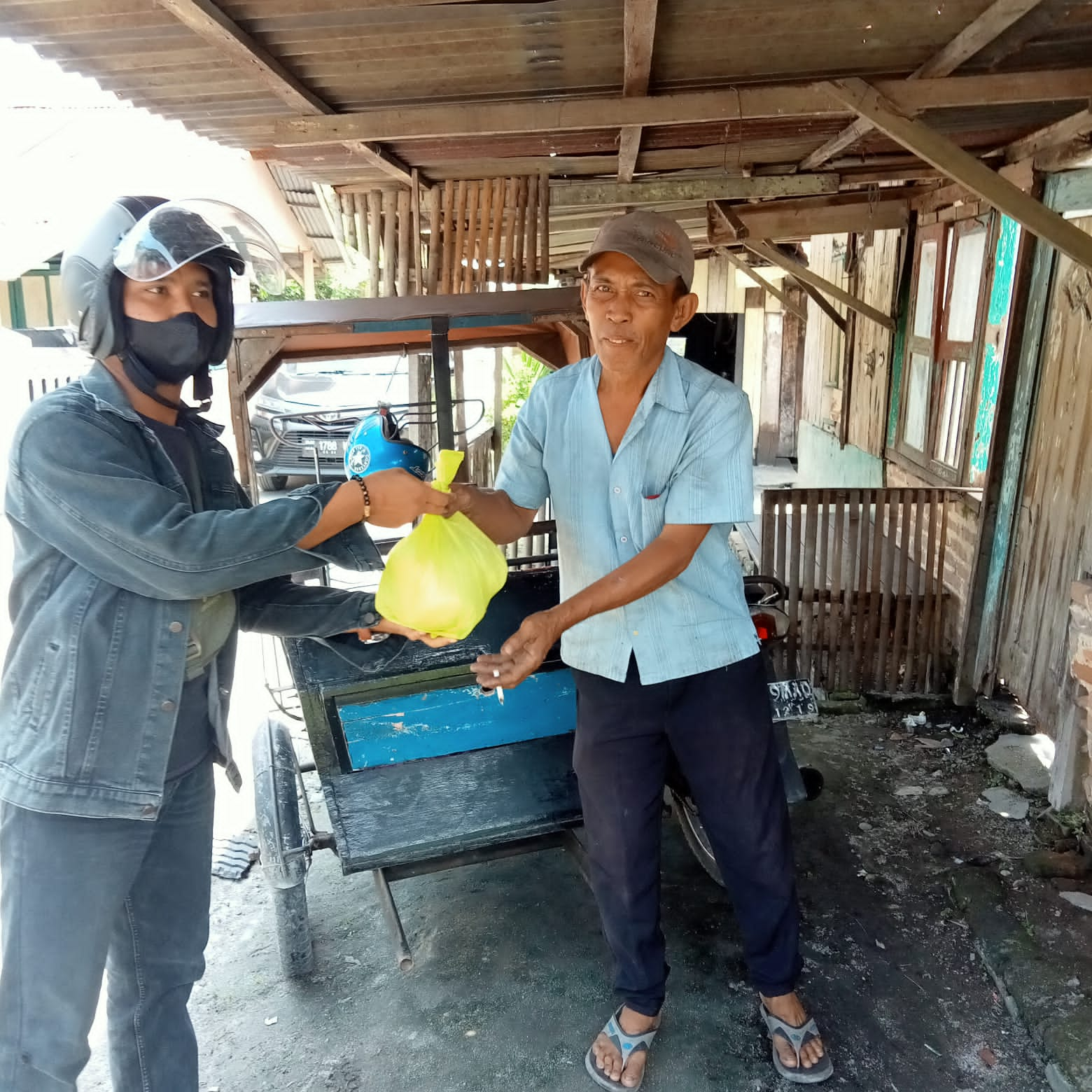 Sat Narkoba Polresta Deli Serdang Bagikan Bansos Ringankan Beban